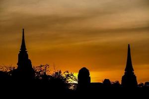 um antigo templo na tailândia foto