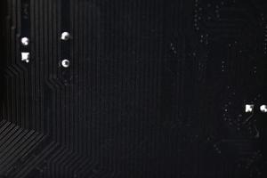 close-up de chip de computador preto com elementos e trilhas foto