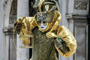 pessoas não identificadas usando máscaras de carnaval no carnaval de veneza em veneza, itália, por volta de fevereiro de 2022 foto