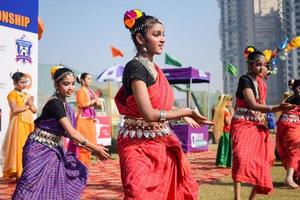 Délhi, Índia - marcha 11 2023 - bharatanatyam indiano clássico odissi dançarinos realizando às estágio. lindo indiano menina dançarinos dentro a postura do indiano dança. indiano clássico dança bharatanatyam foto