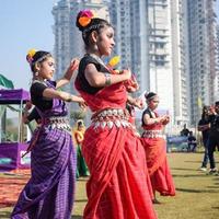 Délhi, Índia - marcha 11 2023 - bharatanatyam indiano clássico odissi dançarinos realizando às estágio. lindo indiano menina dançarinos dentro a postura do indiano dança. indiano clássico dança bharatanatyam foto