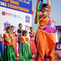 Délhi, Índia - marcha 11 2023 - bharatanatyam indiano clássico odissi dançarinos realizando às estágio. lindo indiano menina dançarinos dentro a postura do indiano dança. indiano clássico dança bharatanatyam foto