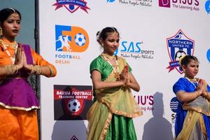 Délhi, Índia - marcha 11 2023 - bharatanatyam indiano clássico odissi dançarinos realizando às estágio. lindo indiano menina dançarinos dentro a postura do indiano dança. indiano clássico dança bharatanatyam foto