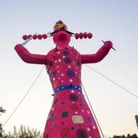 ravnans ser aceso durante Dussera festival às Ramleela terra dentro Délhi, Índia, grande estátua do Ravana para pegue fogo durante a justo do Dussera para comemoro a vitória do verdade de senhor rama foto