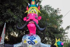 ravnans ser aceso durante Dussera festival às Ramleela terra dentro Délhi, Índia, grande estátua do Ravana para pegue fogo durante a justo do Dussera para comemoro a vitória do verdade de senhor rama foto