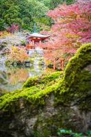 lindo templo daigoji com árvores e folhas coloridas na temporada de outono foto