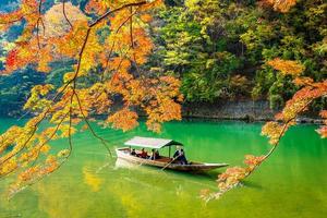 barco no rio arashiyama em kyoto, japão
