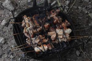 frango satay ser grelhado sobre carvão foto