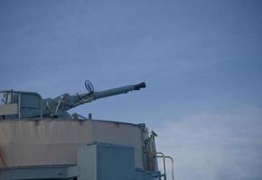 antiaéreo arma de fogo em uma navio de guerra contra a céu foto