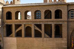 ampla histórico Palácio dentro Saragoça Espanha em uma caloroso ensolarado dia dentro foto