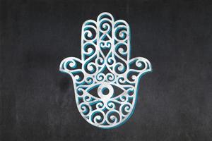 hamsa símbolo desenhado em uma quadro-negro foto