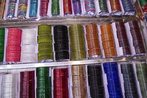 multicolorido vidro pulseiras para venda pode estar usava Como uma fundo textura papel de parede foto