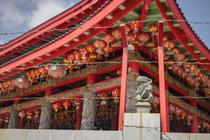 tradicional chinês guardião portão estatuto em a chinês templos quando chinês Novo anos. a foto é adequado para usar para chinês Novo ano, lunar Novo ano fundo e conteúdo meios de comunicação.