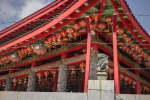 tradicional chinês guardião portão estatuto em a chinês templos quando chinês Novo anos. a foto é adequado para usar para chinês Novo ano, lunar Novo ano fundo e conteúdo meios de comunicação.