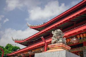 tradicional chinês guardião portão estatuto em a chinês templos quando chinês Novo anos. a foto é adequado para usar para chinês Novo ano, lunar Novo ano fundo e conteúdo meios de comunicação.