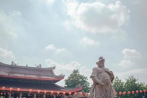 tradicional chinês guardião portão estatuto em a chinês templos quando chinês Novo anos. a foto é adequado para usar para chinês Novo ano, lunar Novo ano fundo e conteúdo meios de comunicação.