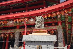 tradicional chinês guardião portão estatuto em a chinês templos quando chinês Novo anos. a foto é adequado para usar para chinês Novo ano, lunar Novo ano fundo e conteúdo meios de comunicação.