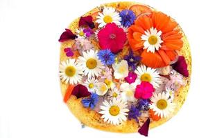 criativo pizza coberto com colorida flores foto