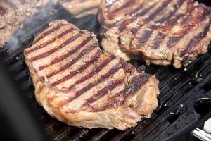 grelhado eu no. assado peça do carne durante culinária. foto