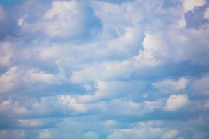 fundo azul céu com branco nuvens. cumulus nuvens. foto