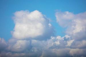 fundo azul céu com branco nuvens. cumulus nuvens. foto