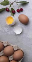 ingredientes para cozimento ovos rolando PIN bagas em uma cinzento fundo. bolacha torta ou bolo receita brincar. preparando para culinária cozimento. foto