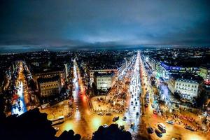 uma paisagem urbana às noite foto