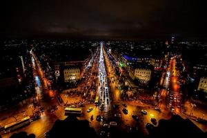 uma paisagem urbana às noite foto