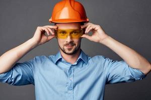 homem dentro construção uniforme azul camisa gesto mãos emoções trabalhos foto