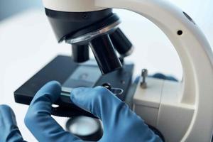 laboratório assistente dentro uma branco casaco pesquisa tecnologia análise diagnóstico foto