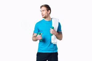 desportivo homem dentro azul camiseta toalha em ombros exercite-se ginástica foto