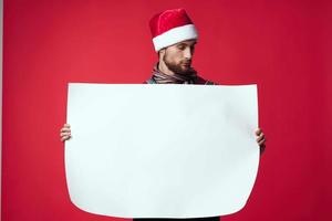 bonito homem dentro uma Natal branco brincar poster isolado fundo foto