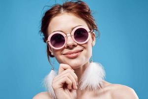 alegre emocional mulher vestindo oculos de sol moda brilhante Maquiagem decoração azul fundo foto