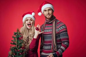 alegre homem e mulher Novo ano feriado romance vermelho fundo foto