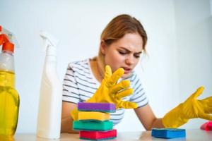 mulher às a mesa lavando suprimentos tarefas domésticas higiene serviço foto
