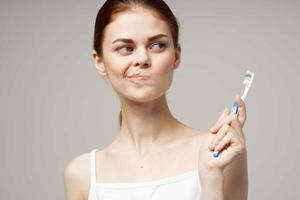 mulher dentro branco camiseta dental higiene saúde Cuidado estúdio estilo de vida foto