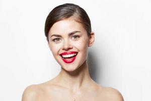 atraente mulher nu ombros sorrir Diversão atraente Veja vermelho lábios foto