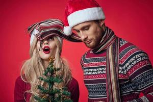 homem e mulher estão em pé Próximo para Novo anos feriado Natal presentes foto