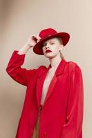 bonita mulher vermelho lábios moda Jaqueta cosméticos estúdio modelo inalterado foto