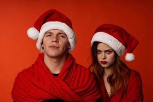 jovem casal dentro Novo anos roupas Natal feriado estúdio estilo de vida foto