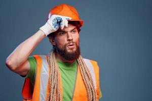 homem trabalhando construção fórum laranja capacete segurança Difícil trabalhos foto