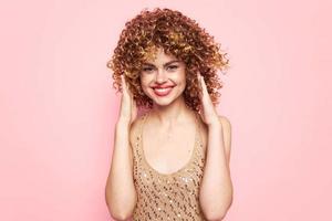 mulher retrato branco sorrir encaracolado cabelo brilhante Maquiagem foto