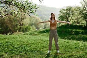 uma mulher anda em dentro a parque e faz ioga e goza a fresco verão ar. estilo de vida e mente e corpo saúde Cuidado foto