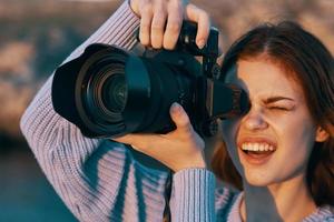 mulher fotógrafo com Câmera dentro natureza profissional foto