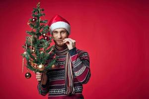 engraçado homem Natal chapéu feriado Natal árvore decoração foto