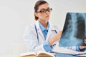 fêmea médico clínica diagnóstico raio X pesquisa foto
