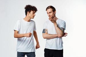 alegre homens dentro branco Camisetas amizade emoções estilo de vida foto