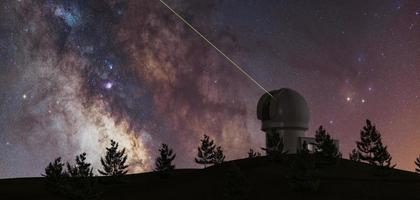 Via Láctea com grande telescópio no horizonte e pinheiros em silhueta e laser verde apontando para o infinito, astronomia, renderização 3D foto