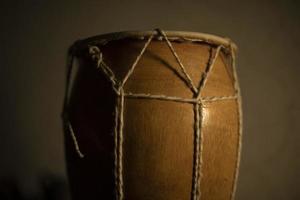 tambor de madeira. instrumento de percussão africano. instrumento musical tradicional. foto