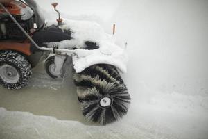 neve remoção equipamento em rua. escova limpa neve. gelo preparação às pista. foto